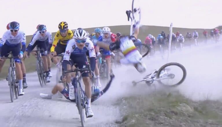 Chute de Julian Alaphilippe sur les Strade Bianche 2022