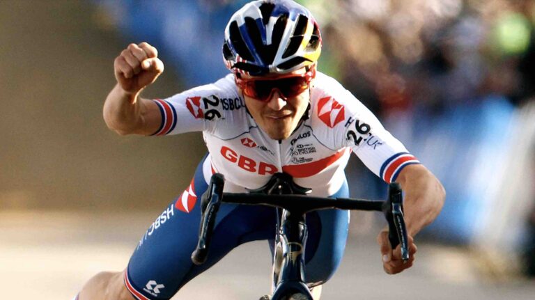 Tom Pidcock leader des INEOS-Grenadiers sur les Strade Bianche 2022