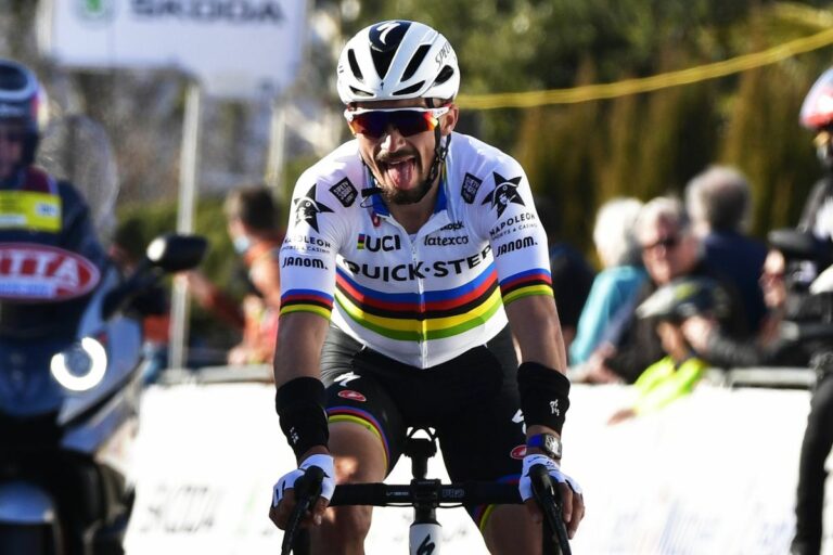 Julian Alaphilippe à la tête de Quick-Step Alpha Vinyl Team sur les Strade Bianche 2022