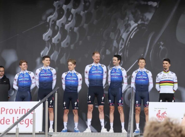Quick-Step Alpha Vinyl avec Alaphilippe et Evenepoel au départ de Liège-Bastogne-Liège