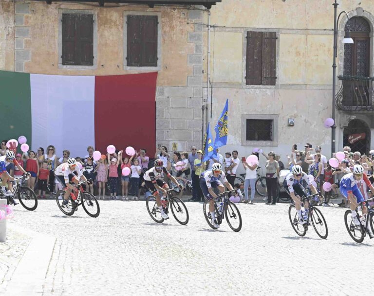 DIRECT-LIVE : 12 coureurs échappés sur la 19e étape du Giro 2022