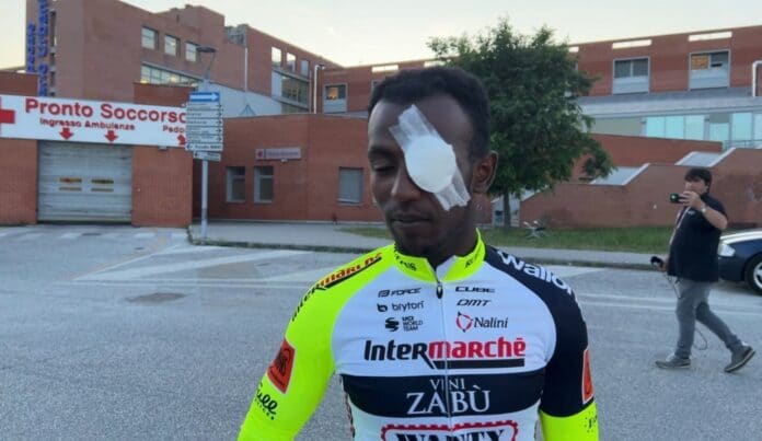 Biniam Girmay pourrait quitter le Giro 2022 à cause de sa blessure à l'oeil
