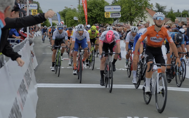Boucles de la Mayenne 2022 : Vidéo de la 1re étape