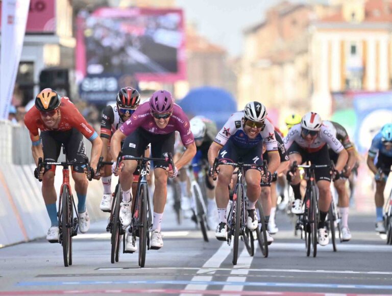 Arnaud Démare gagne et Romain Bardet quitte la 13e étape du Giro 2022