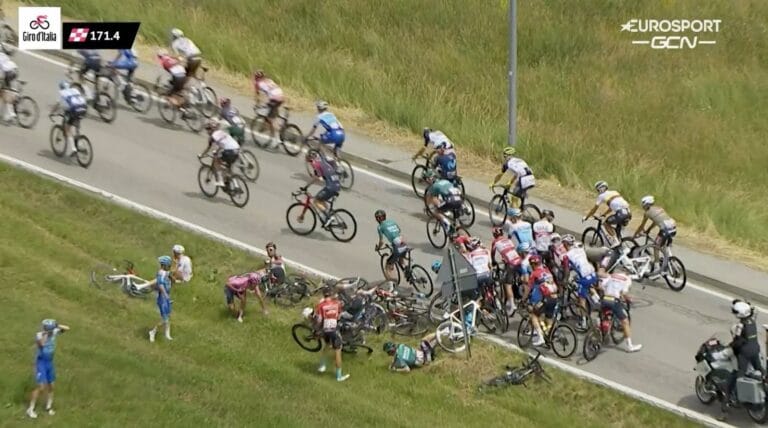 DIRECT LIVE : Richard Carapaz chute en début de 15e étape Giro 2022