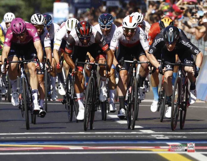 Fernando Gaviria au sprint sur la 11e étape du Giro 2022