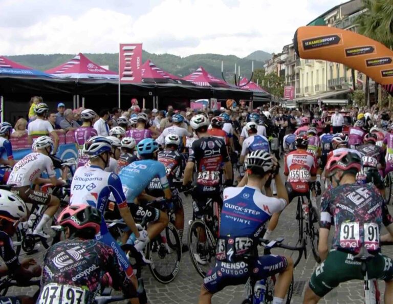 DIRECT LIVE : Le Giro rend hommage à Stefano Martolini au départ de la 16e étape