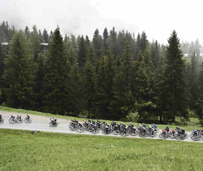 23 coureurs échappés sur la 17e étape du Giro 2022
