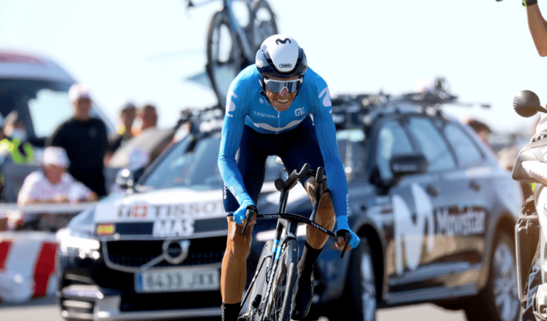 Movistar Team autour de son leader Enric Mas au Critérium du Dauphiné 2022