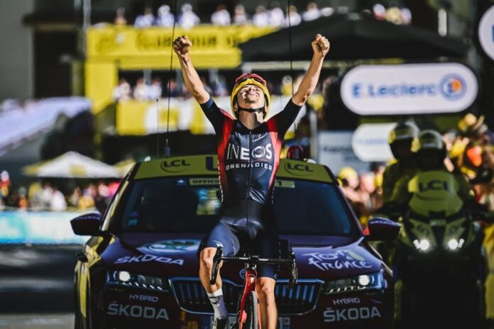 Thomas Pidcock vainqueur au sommet de l'Alpe d'Huez sur le Tour de France 2022