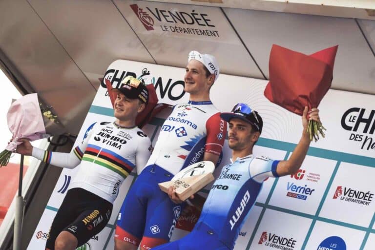 Stefan Küng remporte le Chrono des Nations devant Tobias Foss