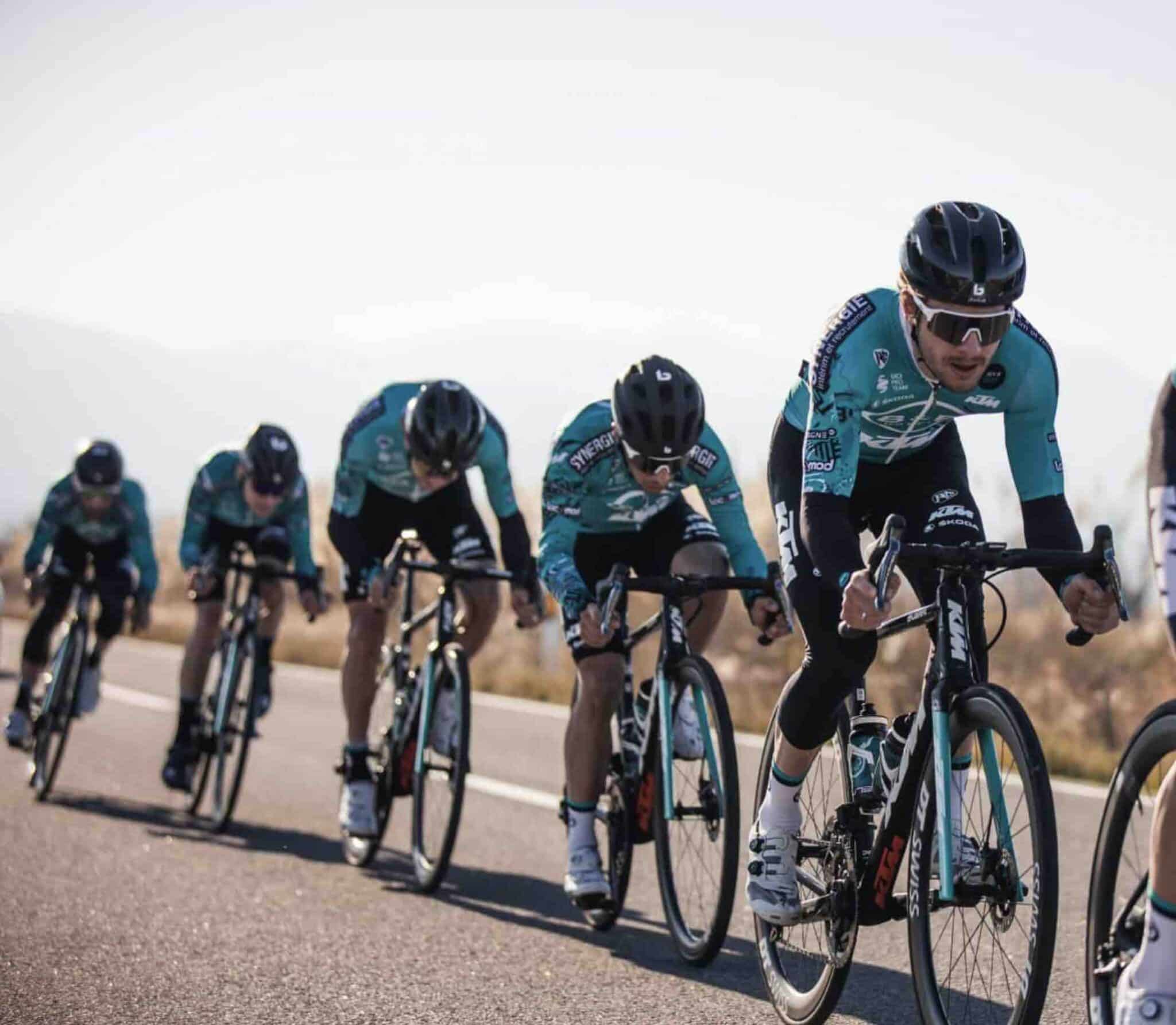 Jérôme Pineau informe ses coureurs de B&B Hotels qu'ils sont libres