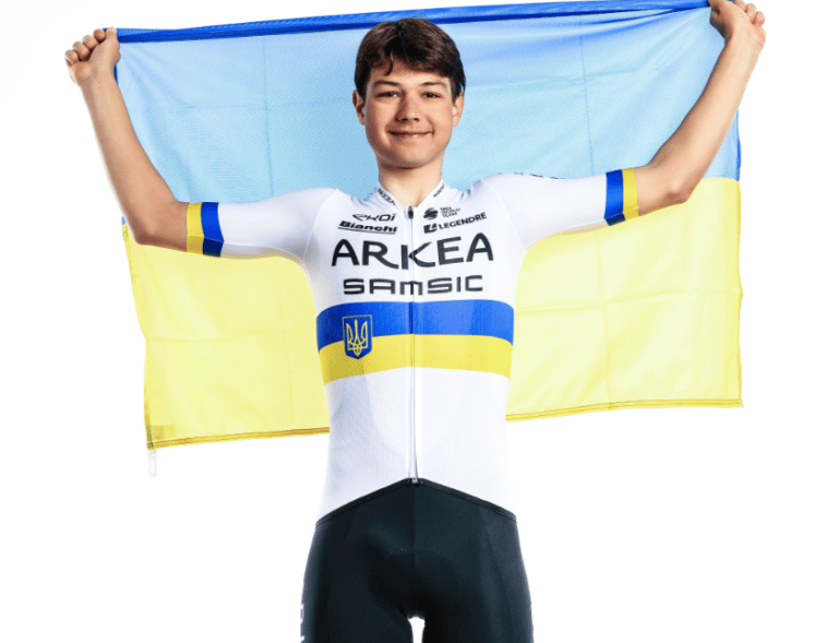 Arkéa Samsic révèle le maillot ukrainien d’Andrii Ponomar