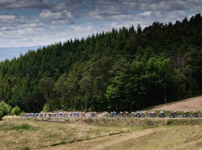Critérium du Dauphiné 2023 le départ donné depuis Chambon-sur-Lac