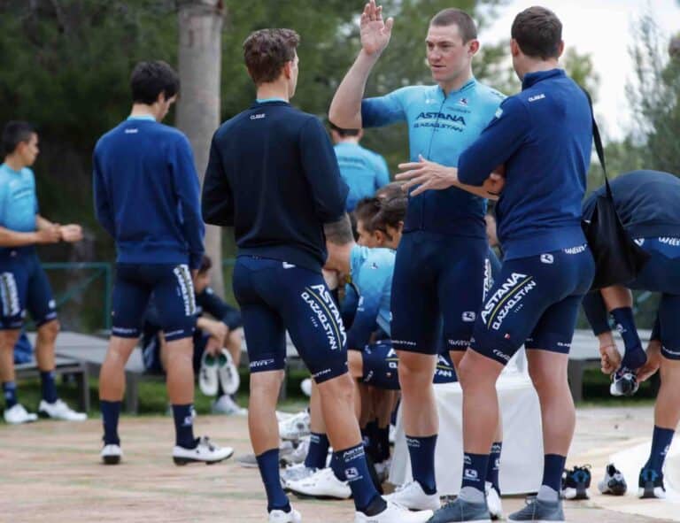 Mark Cavendish vu près d’une voiture Astana Qazaqstan en Espagne