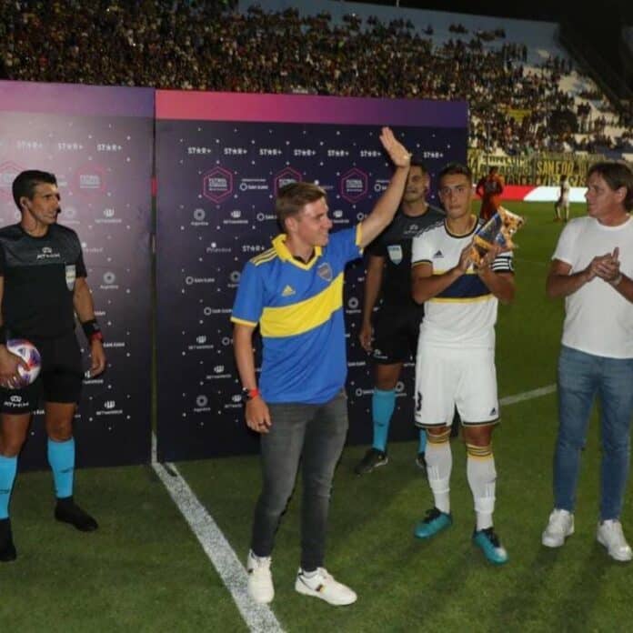 Remco Evenepoel célébré par le club de Boca Juniors en Argentine