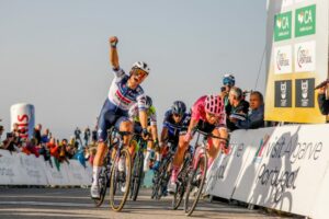 Magnus Cort dépasse sur la ligne Ilan Van Wilder au Tour de l'Algarve