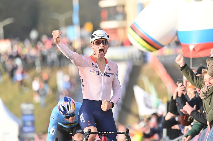 Matthieu van der Poel champion du monde de cyclo-cross devant Wout Van Aert
