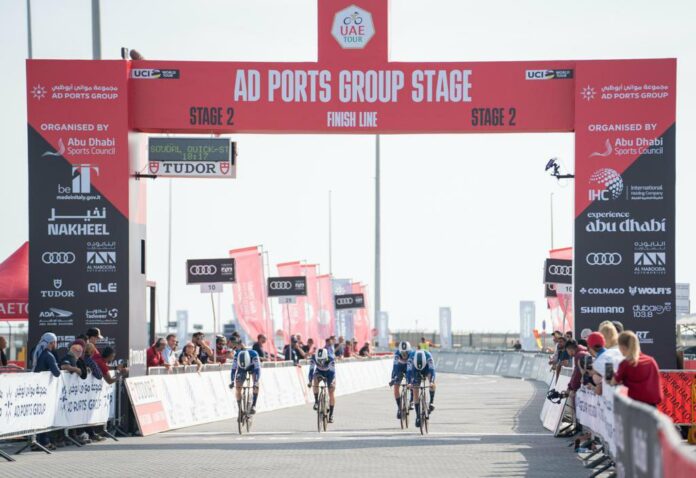 Soudal - Quick Step de Remco Evenepoel remporte de justesse le chrono par équipes de l'UAE Tour