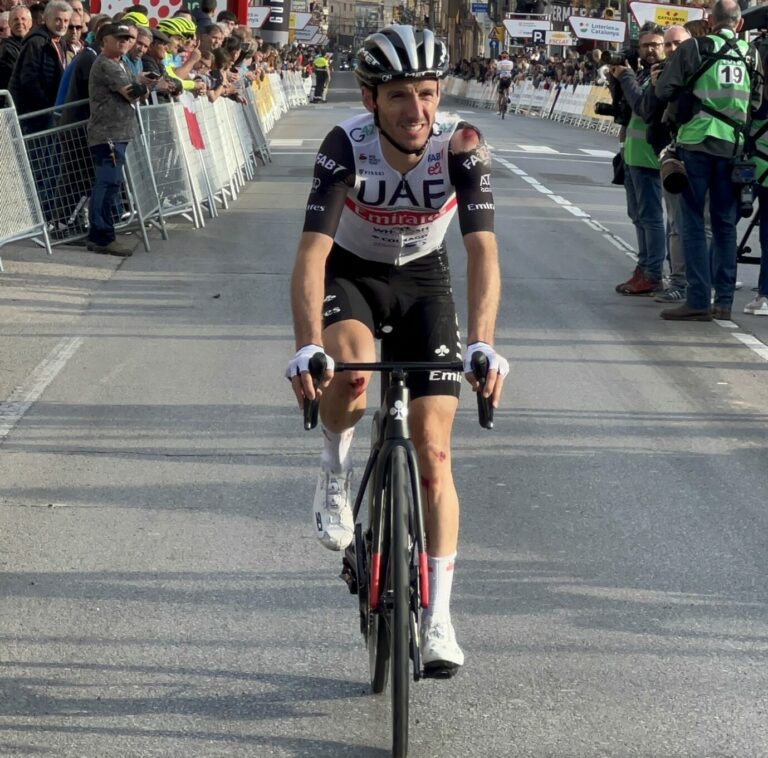 Adam Yates perd plus de dix minutes d’entrée au Tour de Catalogne