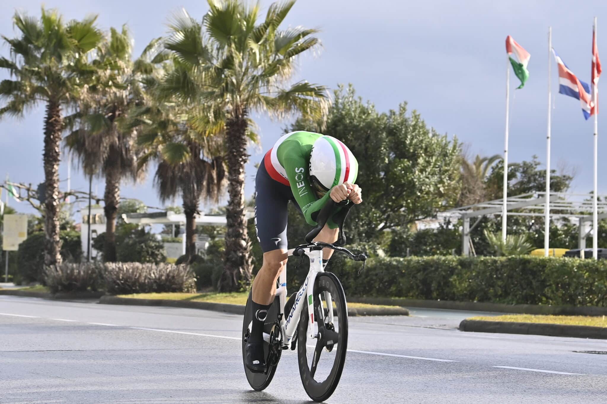 Filippo Ganna survole le chrono inaugural de Tirreno-Adriatico