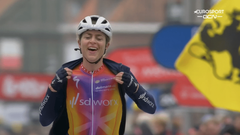 Marlen Reusser remporte Gand-Wevelgem après un numéro en solitaire