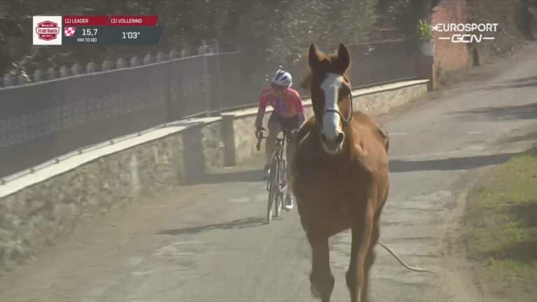 Strade Bianche 2023 : quand Demi Vollering croise un cheval dans le final