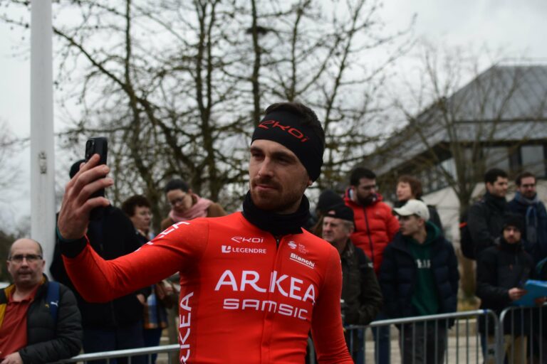 Thibault Guernalec, tombé sur la première étape de Paris-Nice, poursuit la course