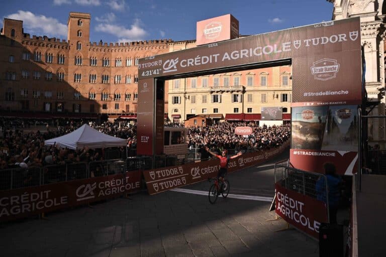 Tom Pidcock remporte les Strade Bianche après un numéro en solitaire, Valentin Madouas 2e