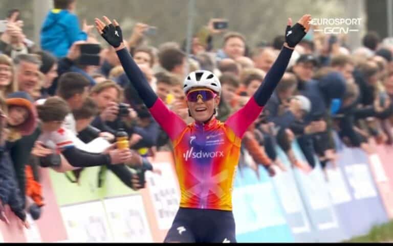 Demi Vollering conclut en solitaire sur l’Amstel Gold Race