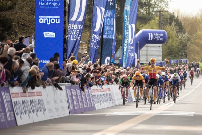Erlend Blikra remporte un sprint chaotique au Région Pays de la Loire Tour