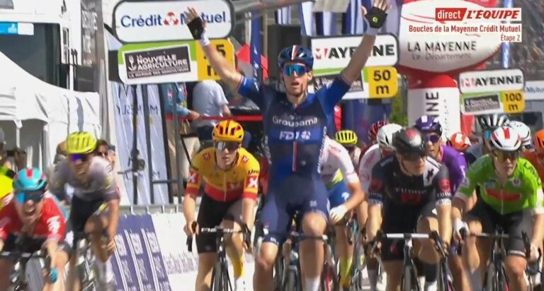 Arnaud Démare tient sa première victoire de la saison aux Boucles de la Mayenne