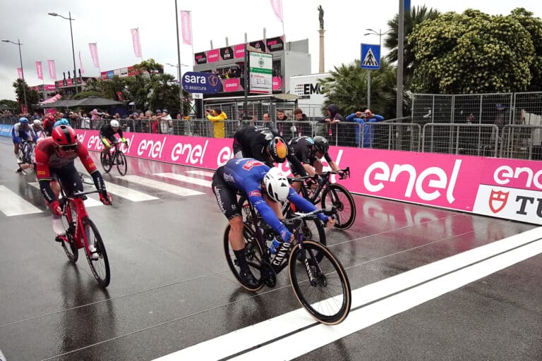Kaden Groves remporte une fin d’étape chaotique au Tour d’Italie