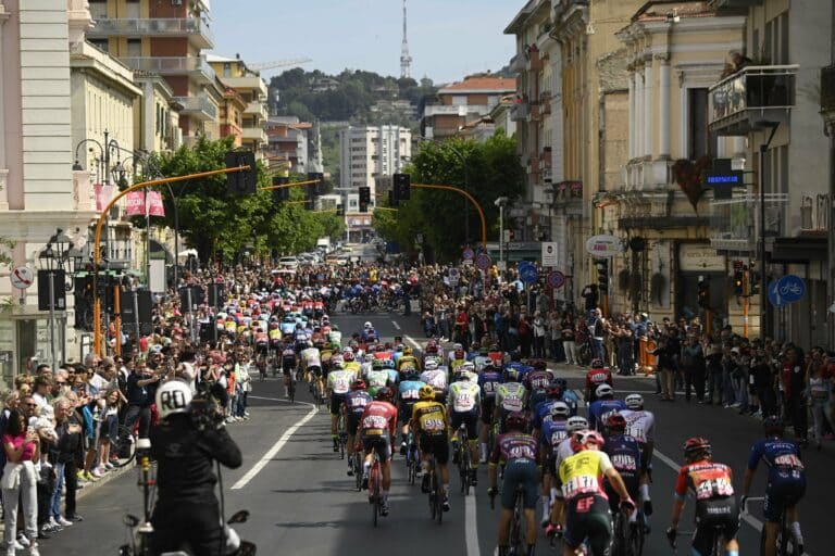 Tour d’Italie 2023 – Etape 2 : Résumé vidéo
