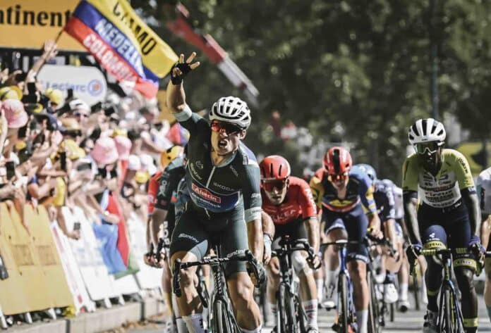 Tour de France 2023 étape 7 Jasper Philipsen prive Mark Cavendish d'une 35e victoire