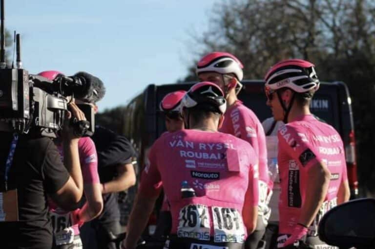 Etoile de Bessèges, Samuel Leroux félicité par le peloton pour sa victoire