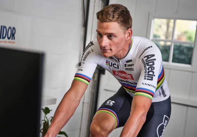 Milan-Sanremo : Mathieu van der Poel au départ de Pavie avec son maillot de champion du monde