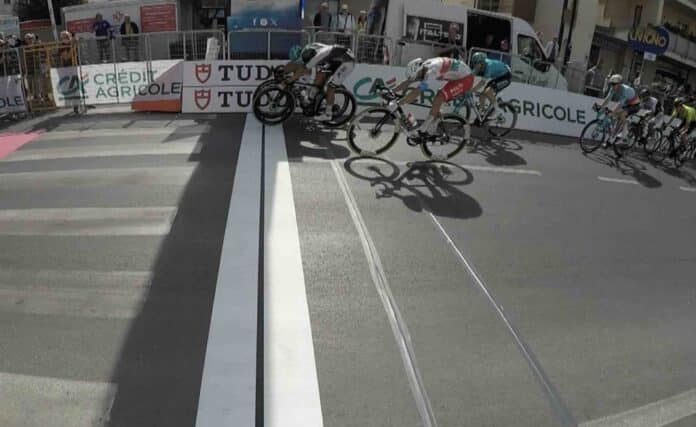 Tour des Abrizzes victoire d'étape à la photo finish pour Enrico Zanoncello