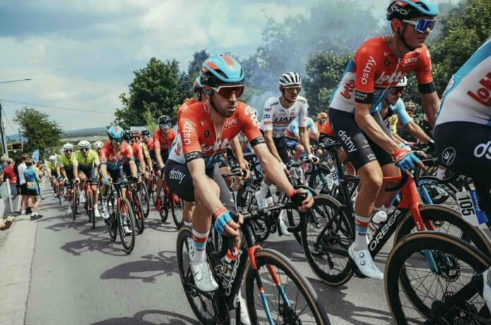 Critérium du Dauphiné l'effectif Lotto Dstny au départ de Saint Pourçain sur Sioule