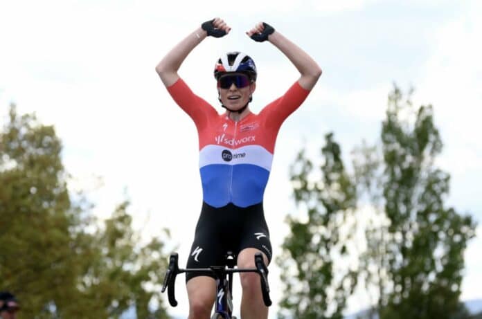 La Vuelta Femenina étape et maillot rouge de leader pour Demi Vollering