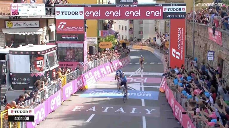Pelayo Sanchez devant Julian Alaphilippe sur la 6e étape du Tour d’Italie