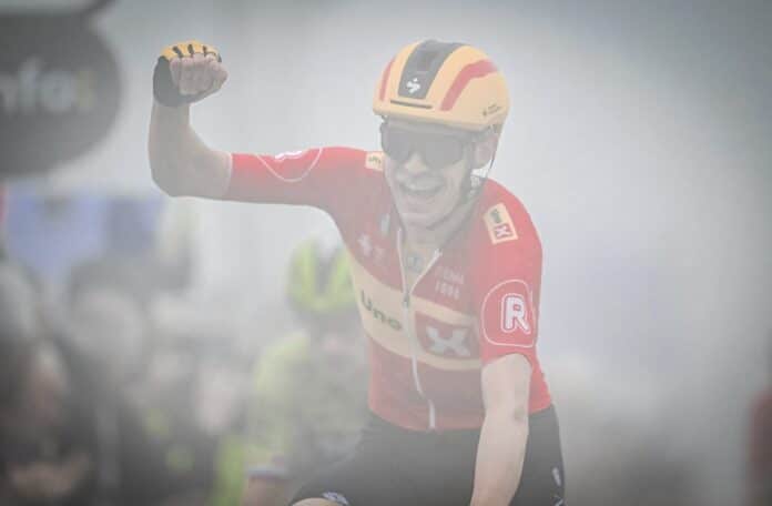 Magnus Cort nouveau maillot jaune le plus fort au sommet du Col de la Loge