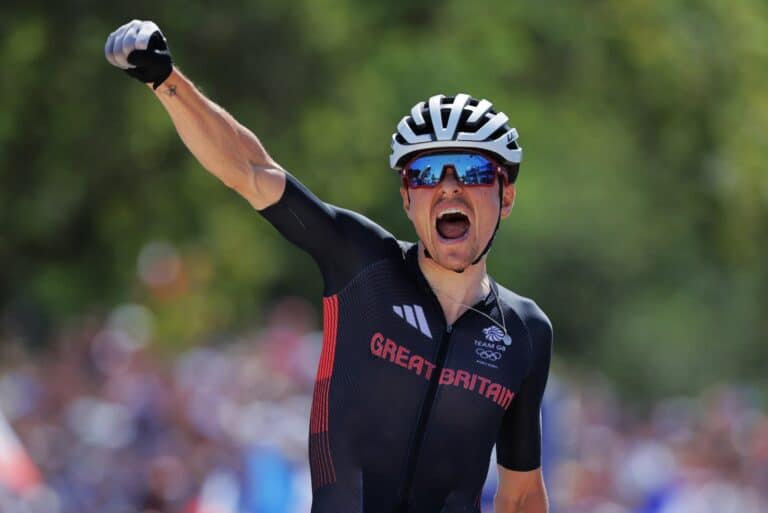 JO Paris 2024. Course en ligne. La Grande Bretagne avec Tom Pidcock