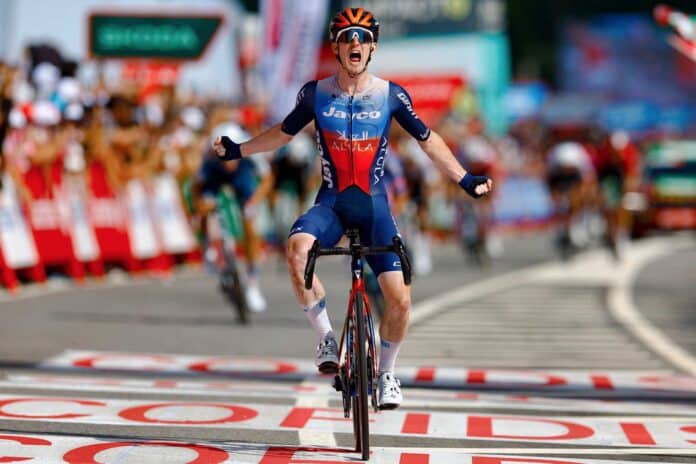 eddie dunbar remporte l'étape 11 de la vuelta 2024 roglic grappille