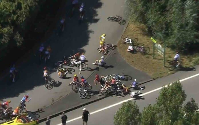 en direct Demi Vollering chute lourdement dans le final de la 5e étape du Tour de France 2024