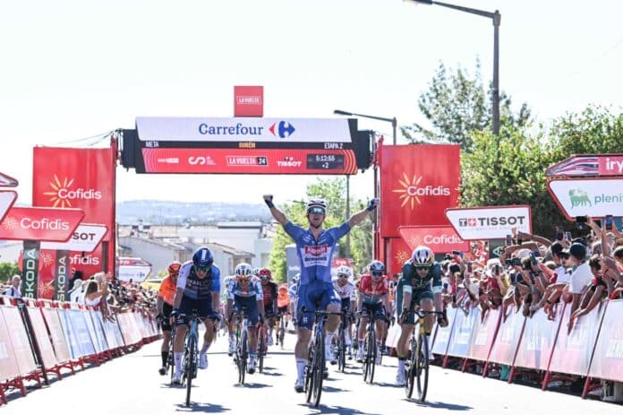 kaden groves remporte la 2e etape de la vuelta au sprint van aert prend le maillot rouge