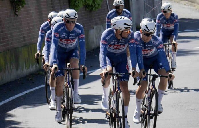 Les coureurs d'Alpecin Deceuninck à la Clasica San Sebastian 2024