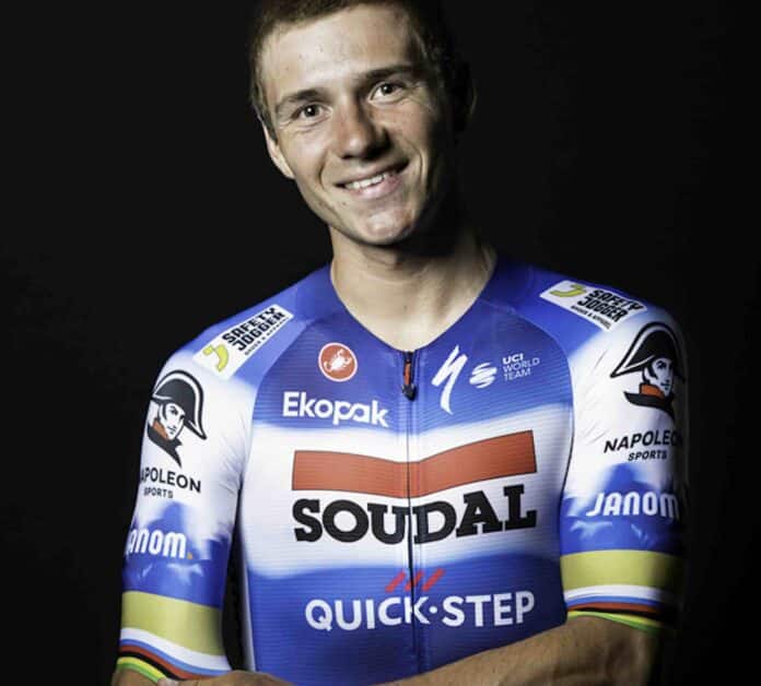 Remco Evenepoel avec un nouveau maillot aux couleurs de l'or olympique