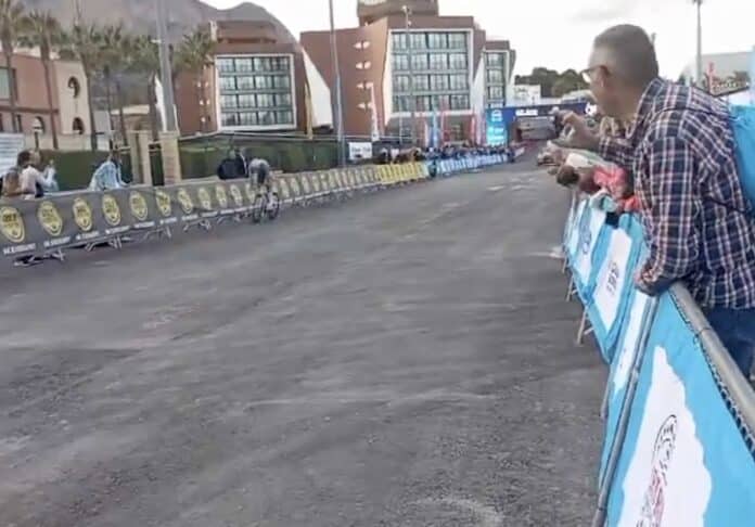 mathieu van der poel prepare la saison de cyclo cross contre une voiture