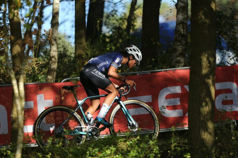 Ceylin Alvarado s’offre le cyclo-cross des fraises pour la 3e fois